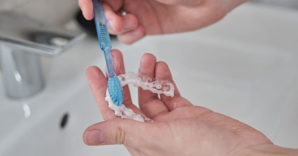 in de was back aligners schoonmaken met een zachte tandenborstel